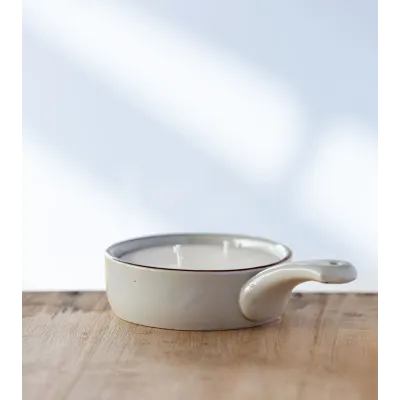 Poêlon incliné pour montrer le design et les mèches de la bougie.