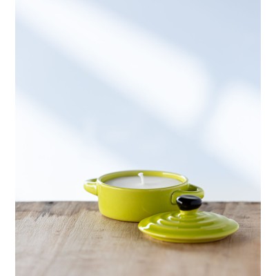 Bougie cocotte avec couvercle posé à côté