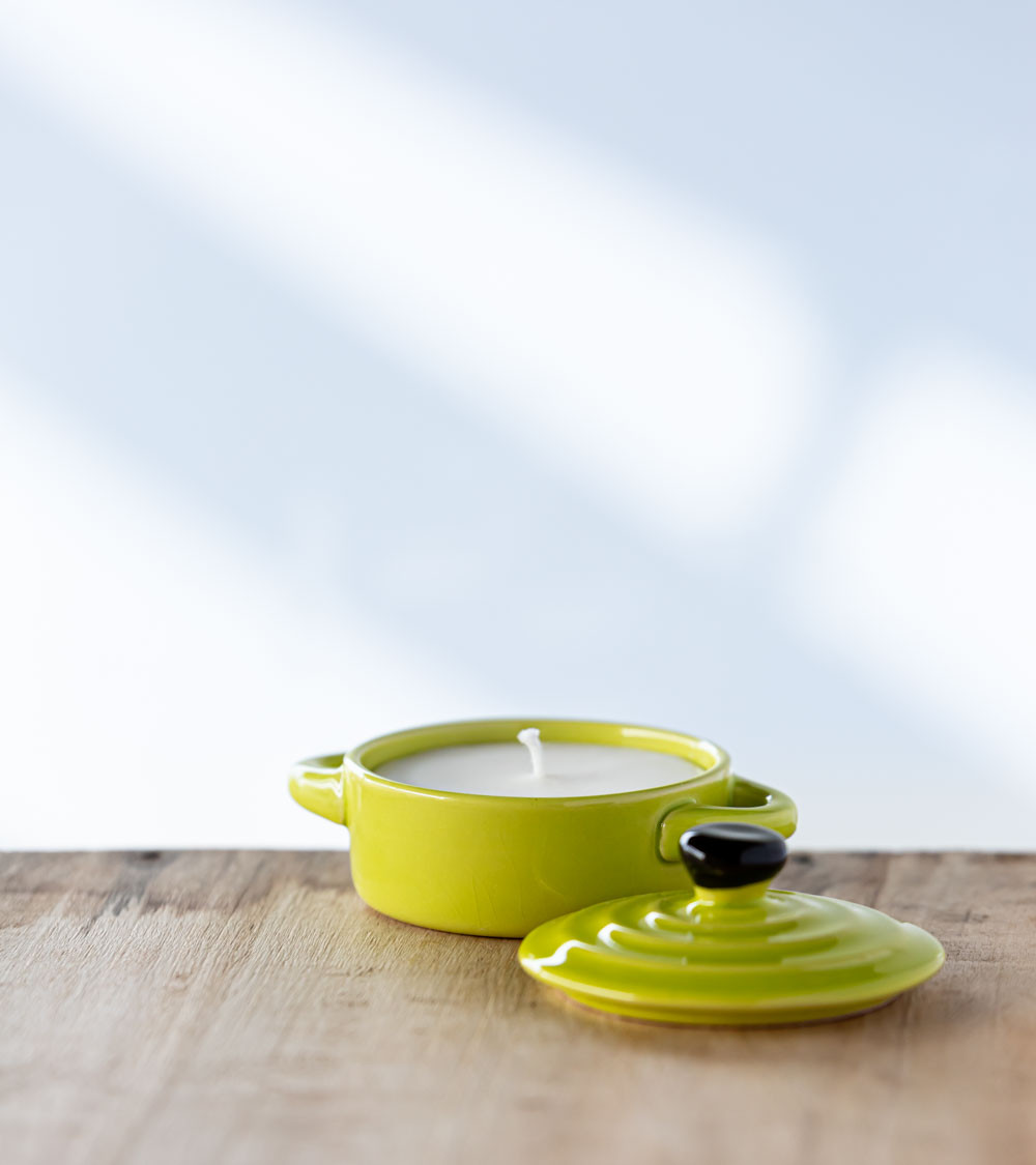 Bougie cocotte avec couvercle posé à côté