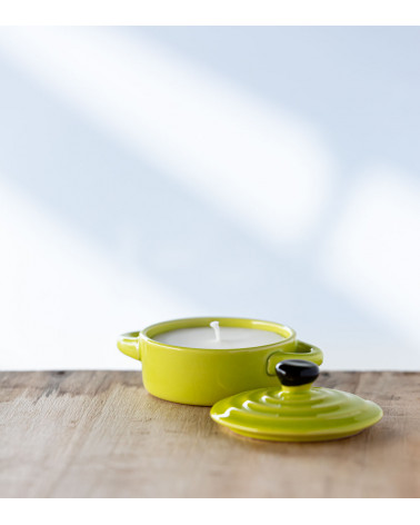 Bougie cocotte avec couvercle posé à côté