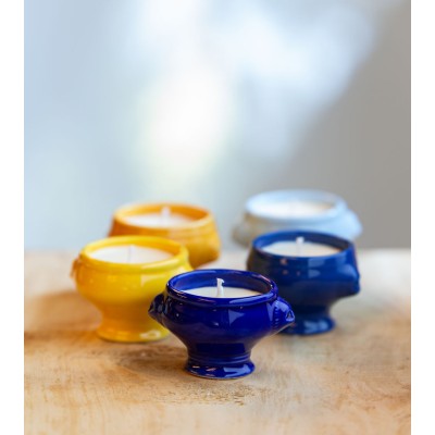 Ensemble de mini-cocottes en plusieurs couleurs avec bougies.
