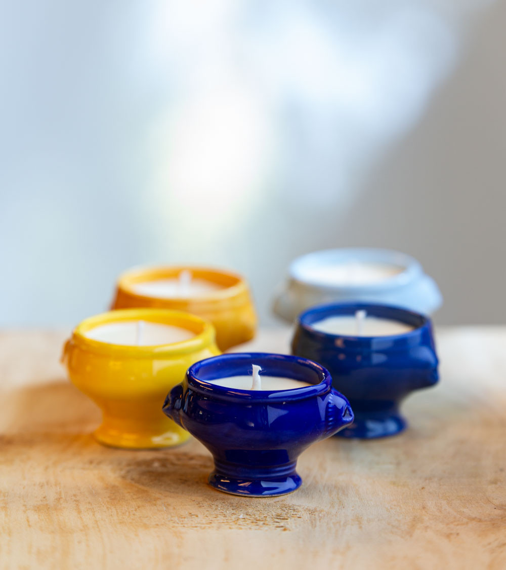 Ensemble de mini-cocottes en plusieurs couleurs avec bougies.