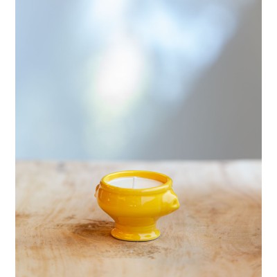 Bougie dans une mini-cocotte jaune vif pour une touche ensoleillée.