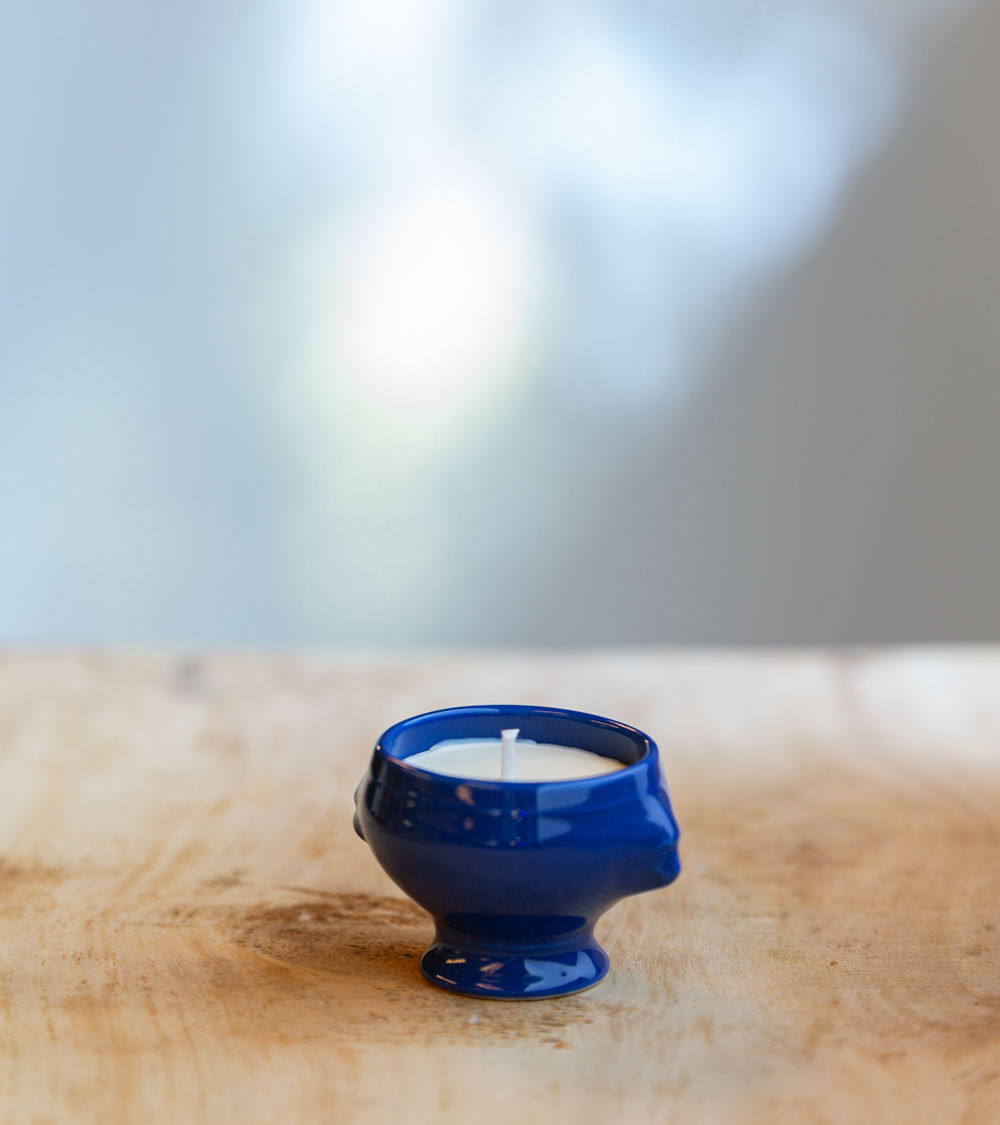 Mini-cocotte en céramique bleue avec bougie parfumée à la rose pays.