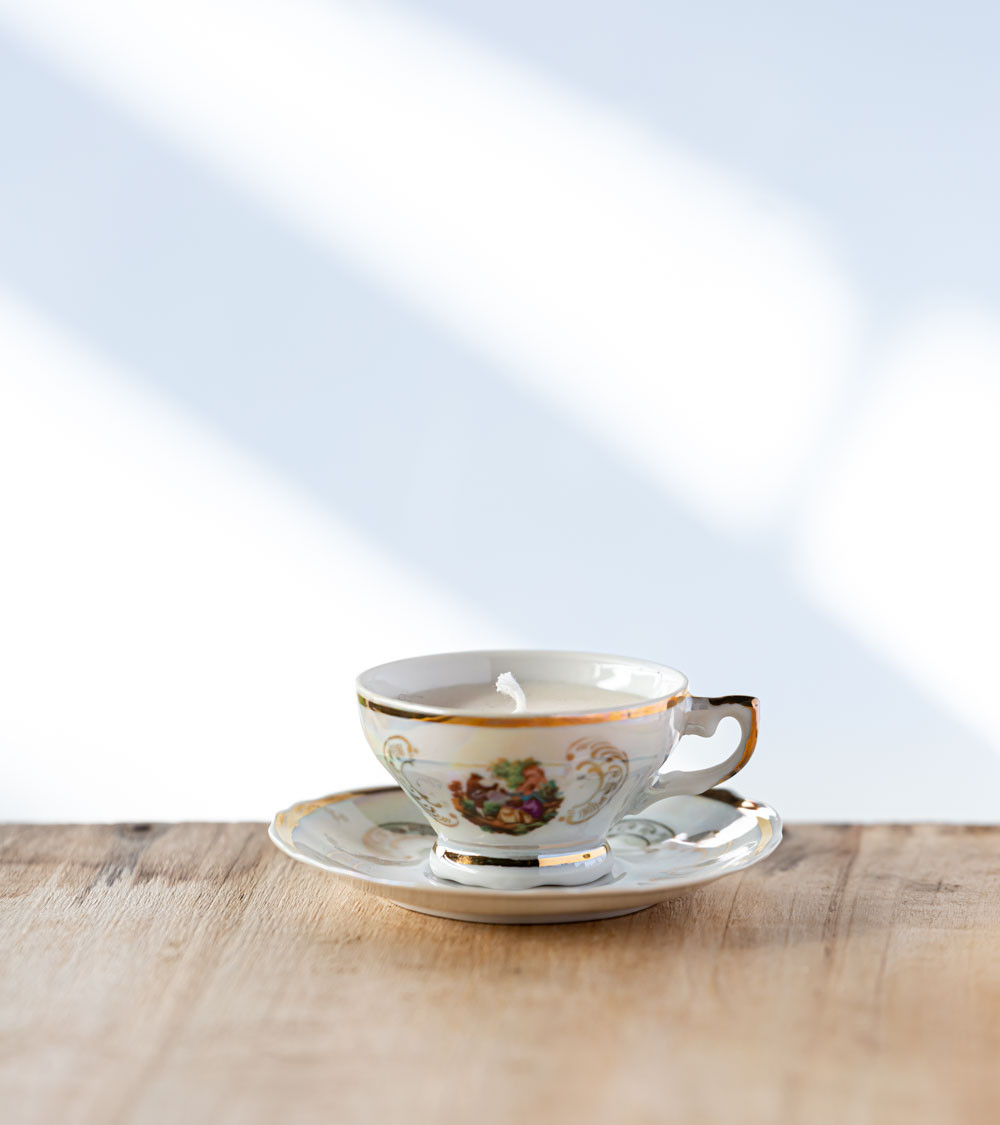 Tasse à café en porcelaine avec bougie en cire de colza.