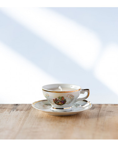 Tasse à café en porcelaine avec bougie en cire de colza.