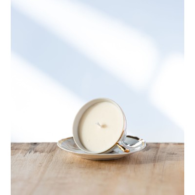 Vue de dessus de la bougie dans la tasse à café.