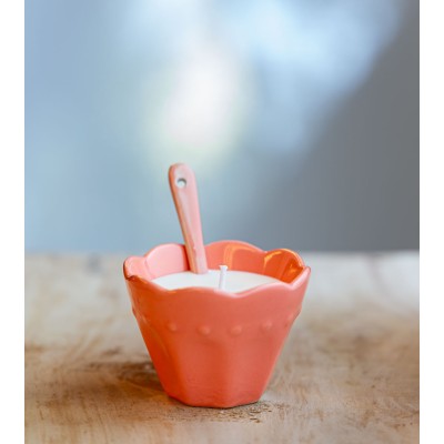 Ramequin rose avec bougie et cuillère assortie.