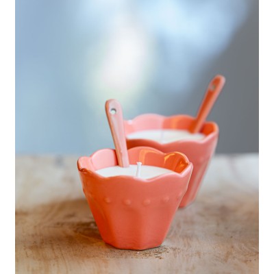 Duo de ramequins roses, avec bougies et cuillères.