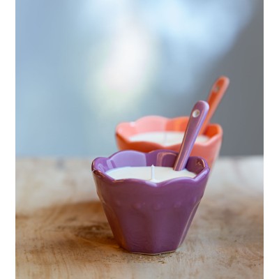 Ramequin violet avec bougie et cuillère assortie.
