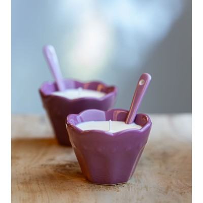 Duo de ramequins violets, bougies et cuillères assorties.