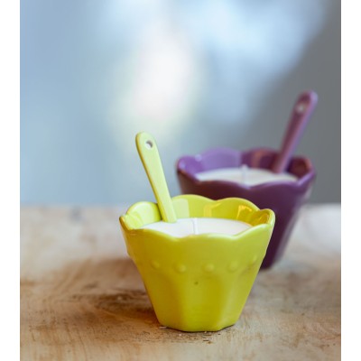 Ramequin vert avec bougie et cuillère assortie.