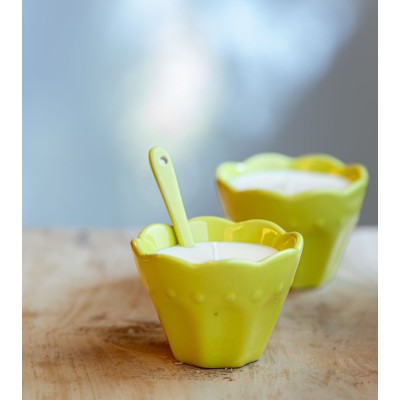 Duo de ramequins verts avec bougies et cuillères assorties.