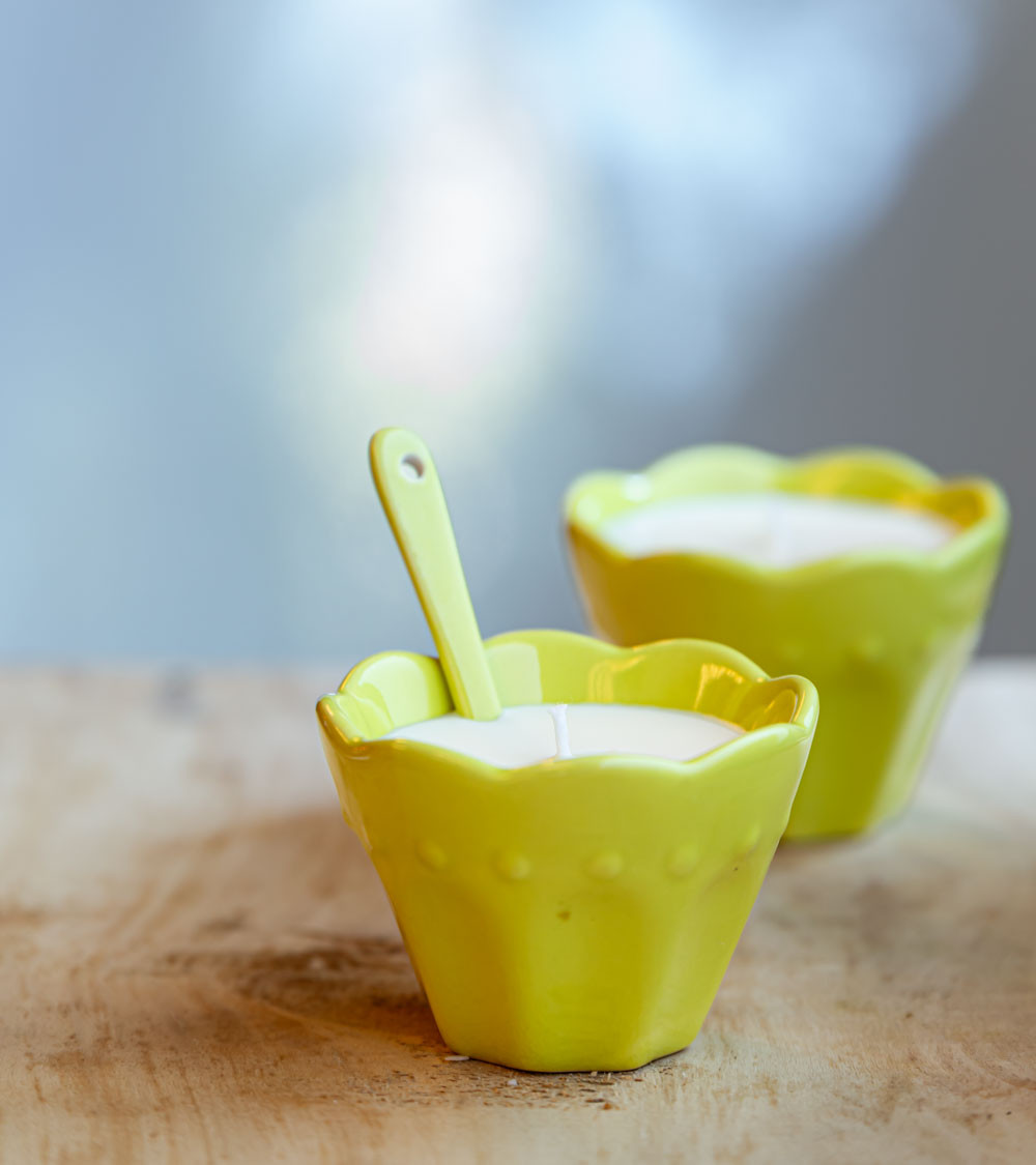 Duo de ramequins verts avec bougies et cuillères assorties.