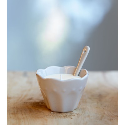 Ramequin gris avec bougie et cuillère assortie.