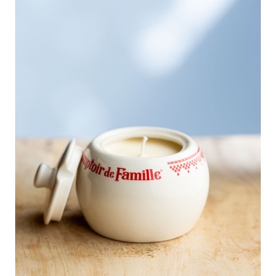 Bougie parfumée dans un pot vintage "Comptoir de Famille" avec couvercle ouvert.