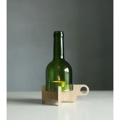 Cloche en verre positionnée sur le bougeoir en bois.