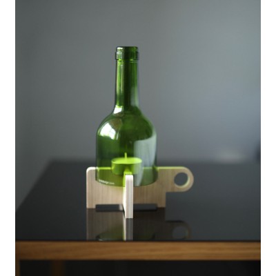 Bougeoir "BoBoBo" sur une table, lumière tamisée et élégante.