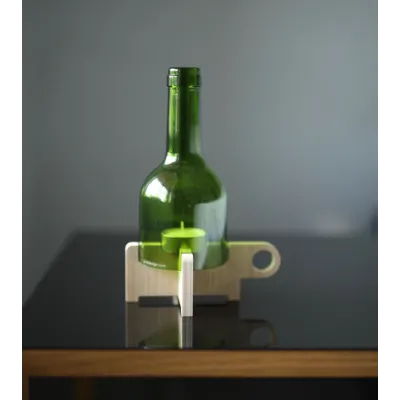 Bougeoir "BoBoBo" sur une table, lumière tamisée et élégante.