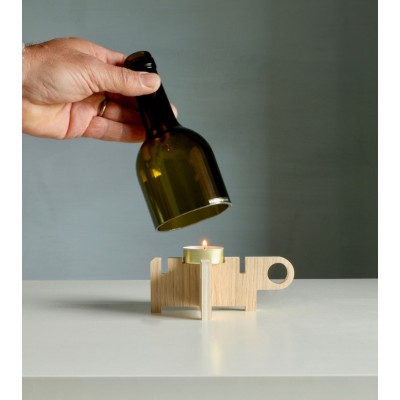 Design artisanal avec verre recyclé et bois naturel.