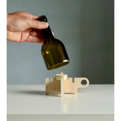 Design artisanal avec verre recyclé et bois naturel.