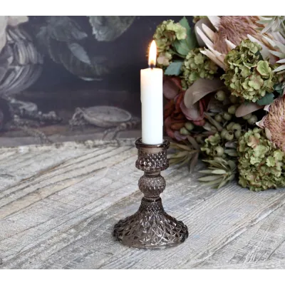 Bougeoir Mocca avec bougie blanche, ambiance florale.