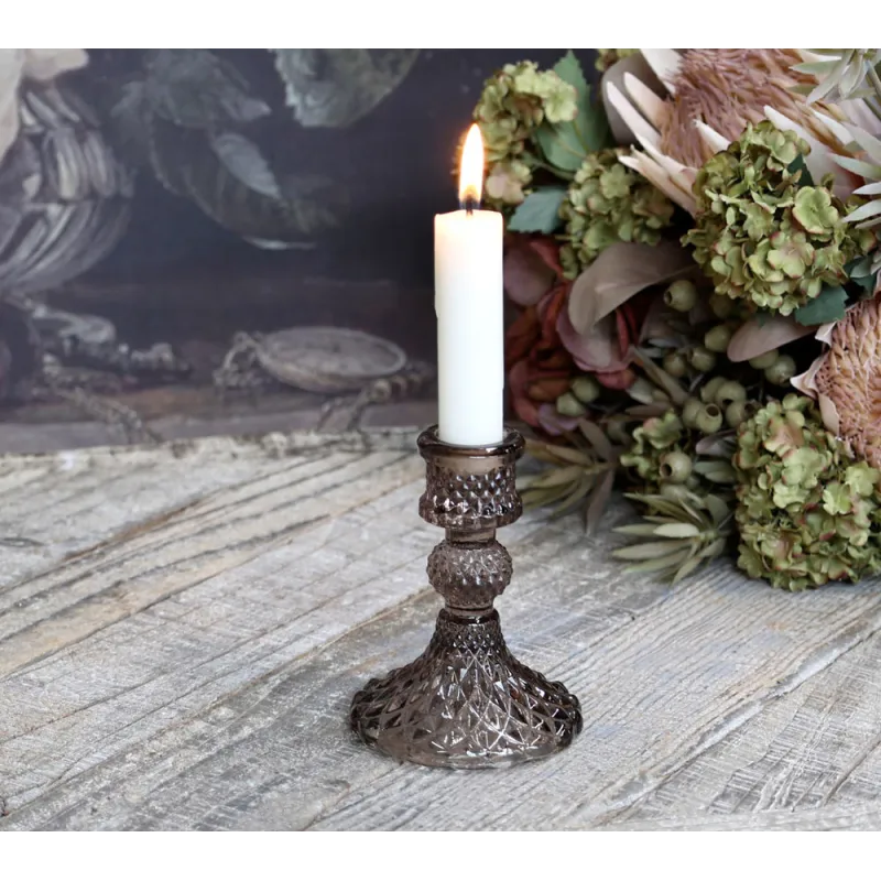 Bougeoir Mocca avec bougie blanche, ambiance florale.