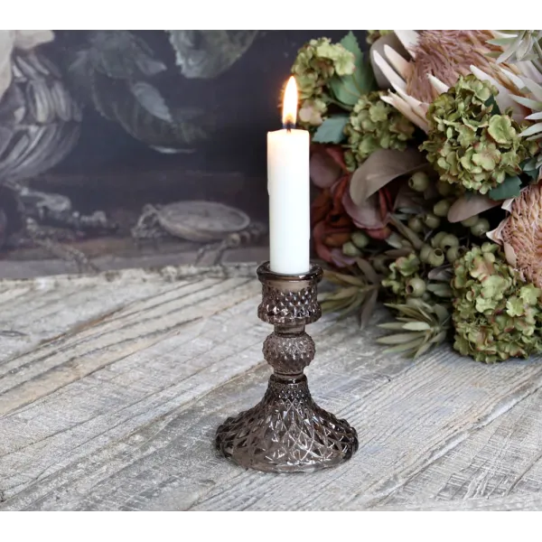 Bougeoir Mocca avec bougie blanche, ambiance florale.