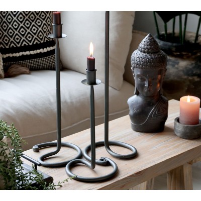Ambiance chaleureuse avec plusieurs bougeoirs assortis