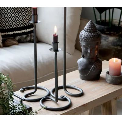 Ambiance chaleureuse avec plusieurs bougeoirs assortis