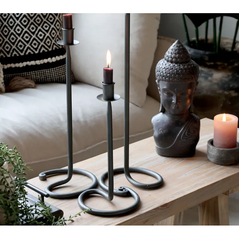 Ambiance chaleureuse avec plusieurs bougeoirs assortis