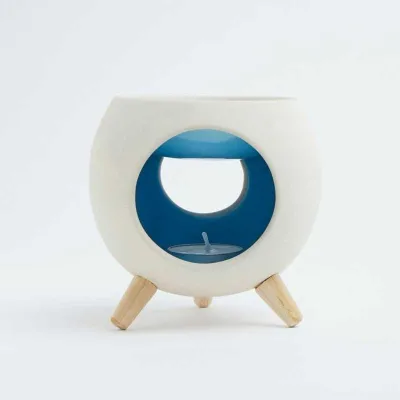 Brûleur cire parfumée ROUND BLUE en céramique blanche et intérieur bleu, sur pieds en bois
