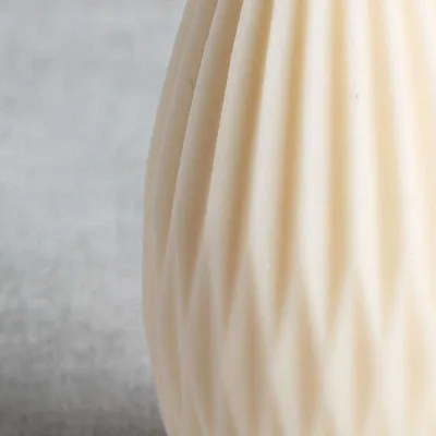 Zoom sur la texture plissée de la bougie Dorielle, fabrication artisanale