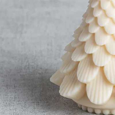 Détail de la bougie sapin artisanale, texture en pomme de pin de cire de colza naturelle
