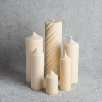 Collection de bougies cierges cylindriques en cire végétale de colza, artisanales et écologiques.