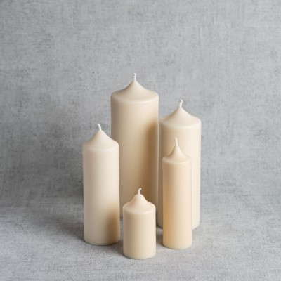 Collection de bougies cierges décoratives en cire végétale, design épuré et écoresponsable, fabriquées à la main.
