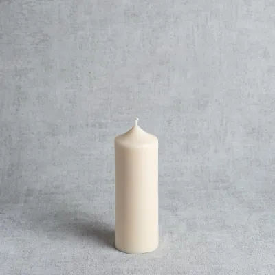 Bougie cylindrique naturelle en cire de colza, forme épurée et fabrication artisanale française.