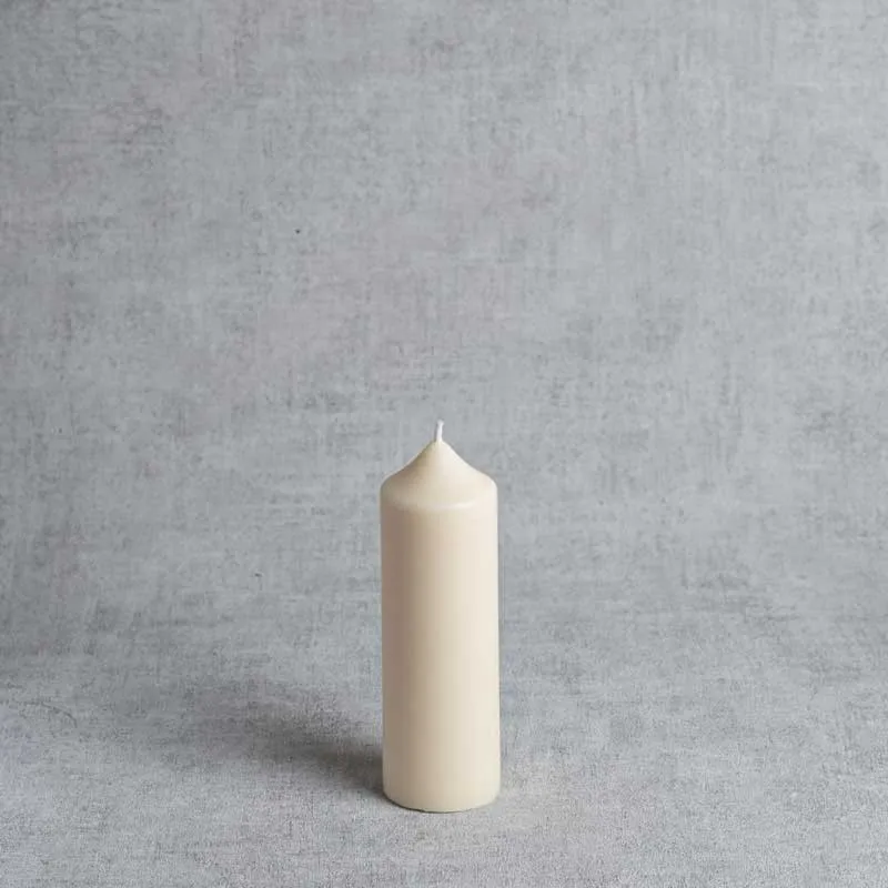 Bougie artisanale en cire végétale de colza, design minimaliste et élégance naturelle.
