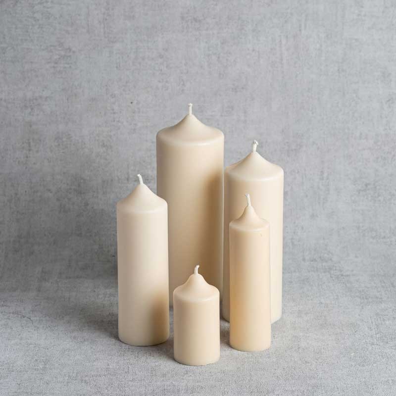 Groupe de bougies cylindriques en cire végétale, 100% naturelles et fabriquées artisanalement en France.