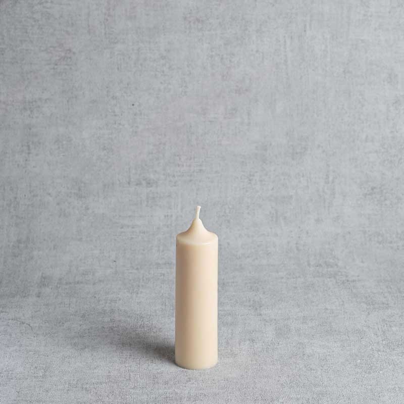 Bougie cylindrique fine en cire de colza, naturelle et fabriquée à la main en France.