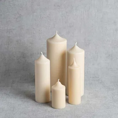 Ensemble harmonieux de bougies cylindriques naturelles en cire de colza, fait main en France.