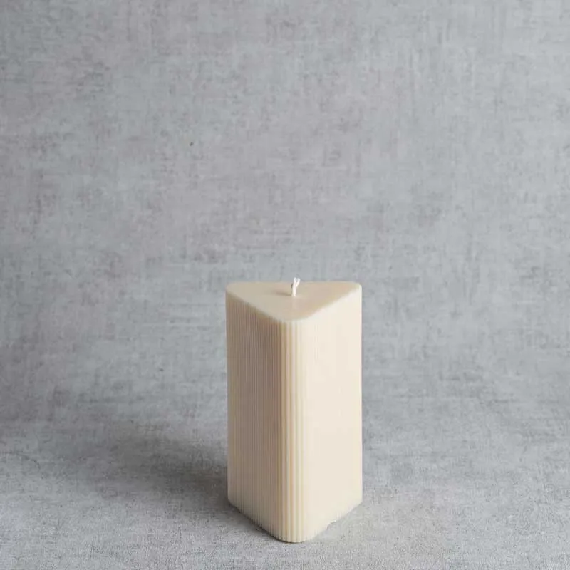Bougie triangulaire rainurée en cire de colza naturelle, fabrication artisanale française.