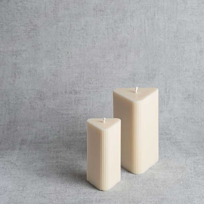 Ensemble de bougies triangulaires en cire de colza naturelle, fabrication artisanale française.