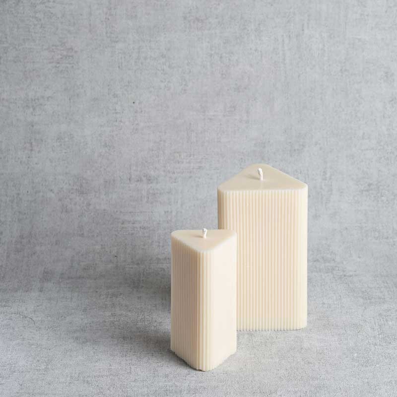 Lot de bougies triangulaires en cire de colza, naturelles et fabriquées artisanalement en France.