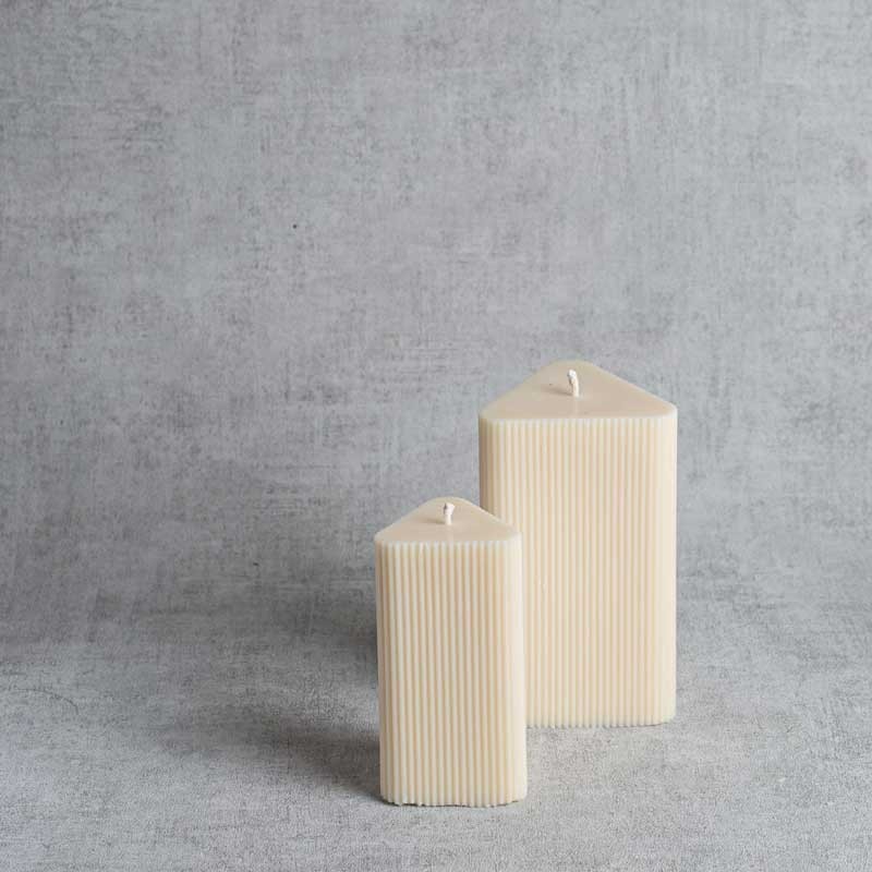 Ensemble de deux bougies rainurées design, cire végétale de colza, écoresponsable.