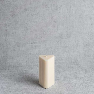 Bougie artisanale triangulaire en cire végétale de colza, naturelle et écoresponsable.