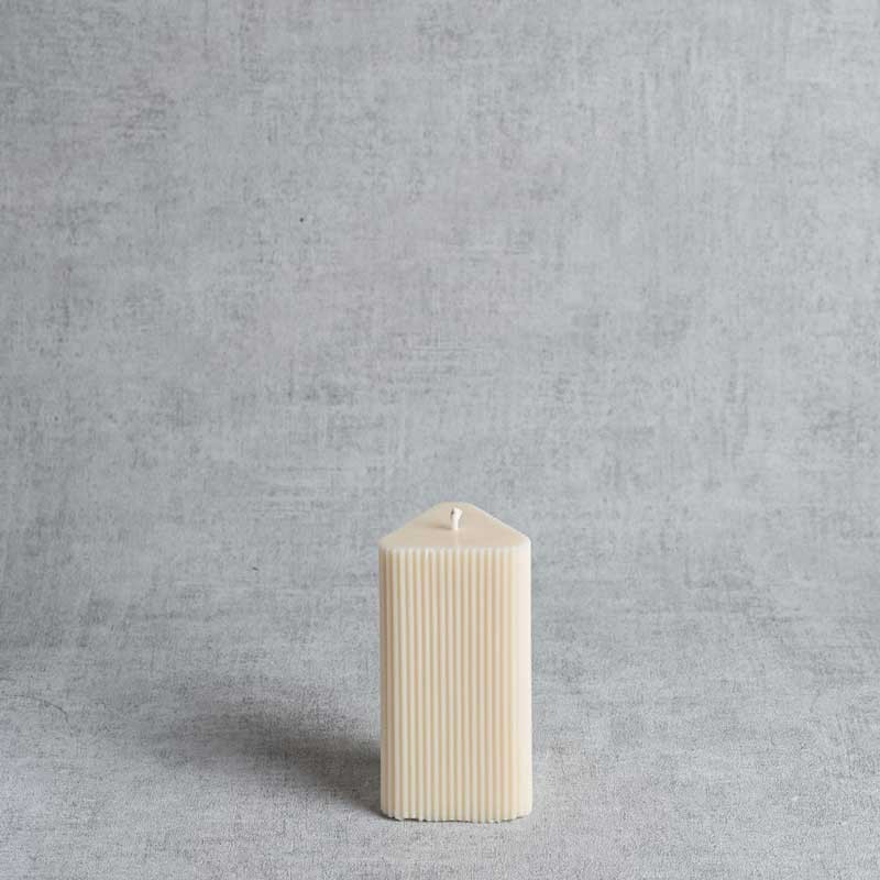 Bougie design à trois faces rainurées, en cire naturelle de colza, fabrication artisanale.