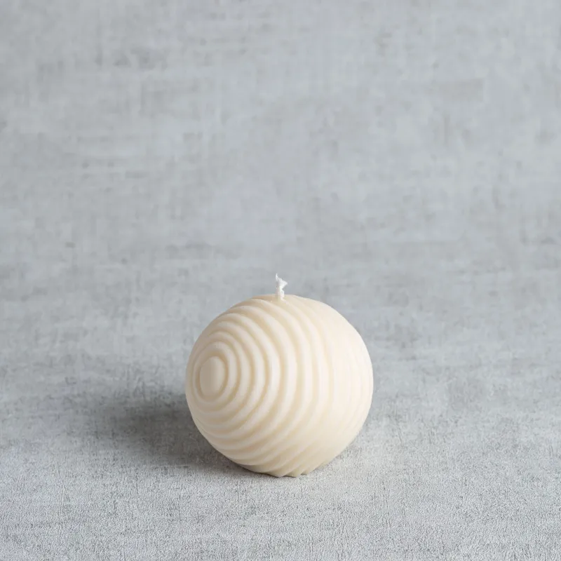 Bougie naturelle Amédée – forme boule – détails des ondulations sculptées