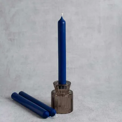 Bougies chandelles artisanales bleu royal en cire de colza, présentées avec un bougeoir en verre fumé