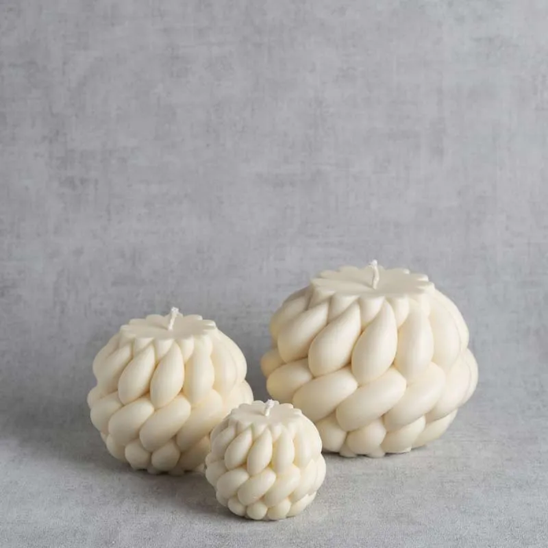 Bougies artisanales Maison du Bougeoir – gamme tressée Oladie en trois formats, cire végétale
